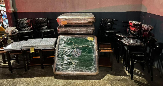 警方檢獲5張電動麻雀枱、10副麻雀及20張椅子。 警方提供