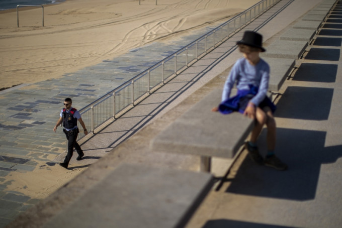 西班牙將容許兒童在父母陪同下外出，到戶外踩滑板、跳繩及放風箏。AP