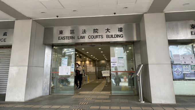 公職人員行政失當的前懲教員在東區法院首提堂。