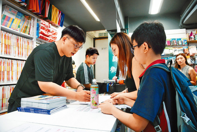 家长为升中子女注册后到书局购买教科书，有书局负责人坦言，学校订书服务渐成主流，不看好门市生意。