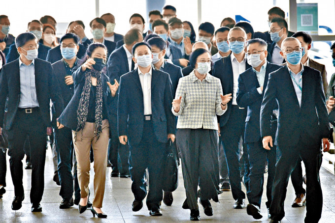 ■内地疫情防控专家团到机场考察。