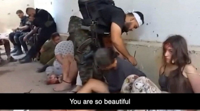 7名女兵遭哈马斯俘掳片段曝光，各人双手被反绑坐在地上，有人脸部受伤流血。路透社