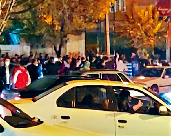 伊朗反政府民众上街庆祝国家队输波。