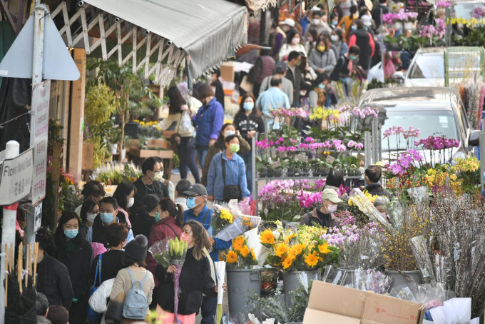 旺角花墟今午人頭湧湧，不少市民提早買年花。