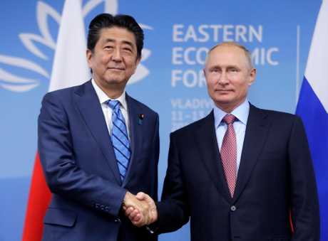 普京（右）趁出席海參崴一項經濟論壇之便，與日本首相安倍晉三（左）會面。AP