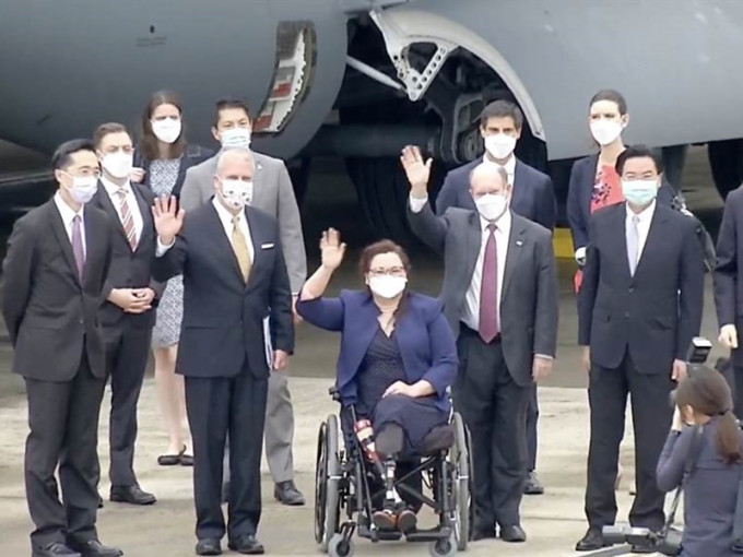 3名美國國會參議員率領的訪問團抵達台北松山機場。中時