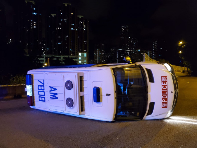 荃灣警車失控翻側。