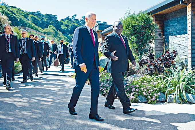 ■上月在英国康沃尔郡举行G7峰会期间，拜登（左）与南非总统拉马福萨齐步往工作会议会场。
