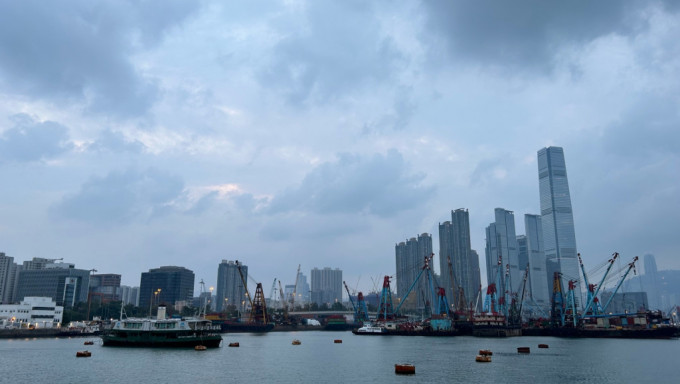 今日大致多云，有一两阵微雨。蔡楚辉摄