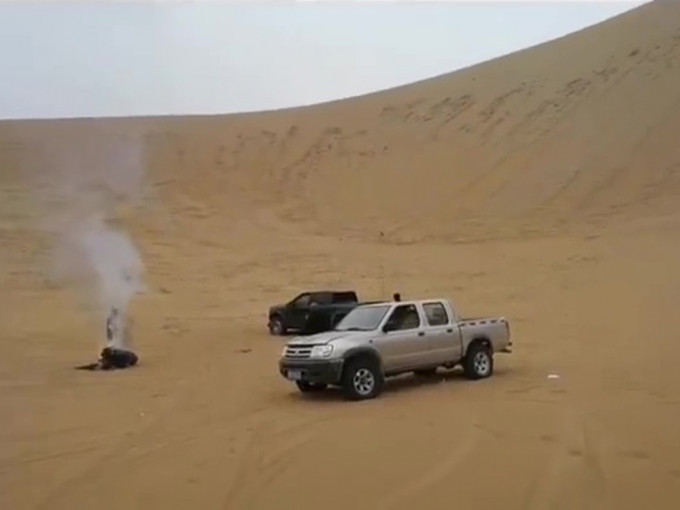 一名越野愛好者在阿拉善沙漠中遊玩時發生意外，車輛傾覆，受傷被困車內。（網圖）
