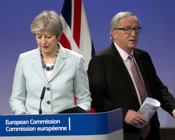 文翠珊（左）与欧盟委员会主席容克会面商讨脱欧谈判。美联社