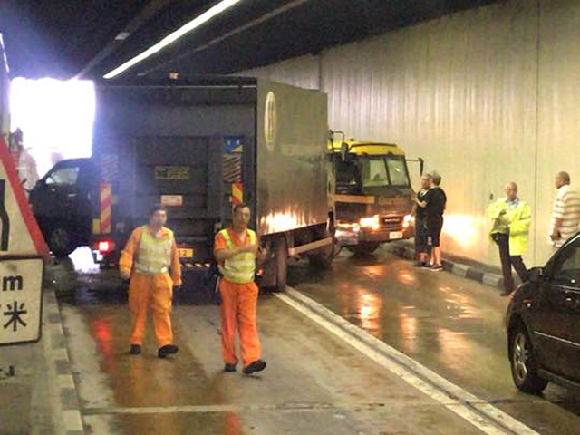 啟德隧道發生3車相撞意外。 香港交通突發報料區FB/網民Simon Wu‎圖