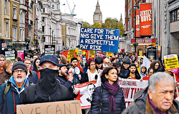 民众周六在伦敦游行要求加薪，包括为NHS医护加薪。