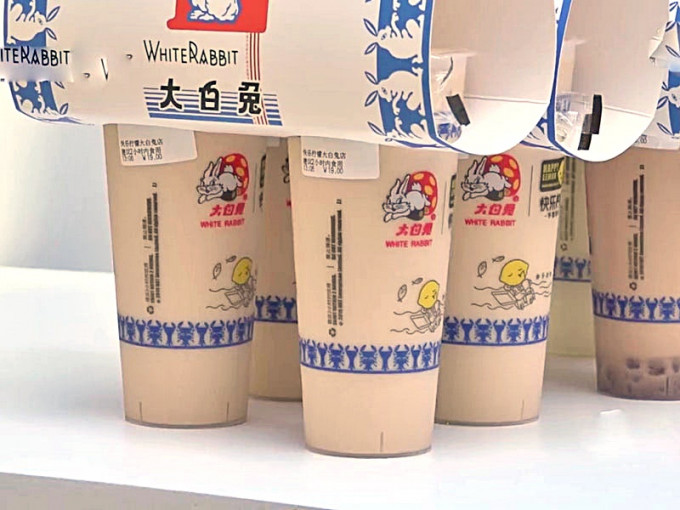 大白兔奶茶店成热话，消费者说奶茶「喝不出大白兔糖的味道」。(网图)