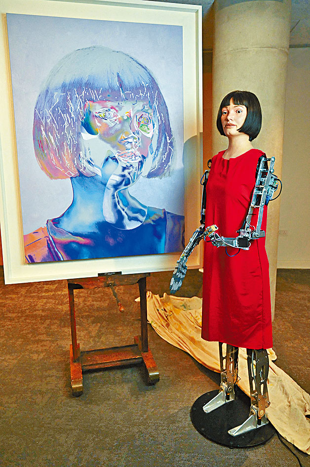 人工智能艺术家艾达与她的自画像。