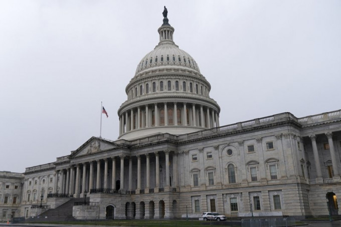 美国众议院通过现金津贴增至2000美元。ap