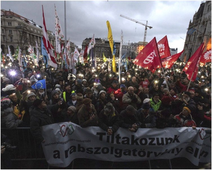 布达佩斯周六有至少一万人举行游行示威。AP