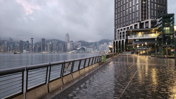 天文台料连落九日雨，有骤雨狂风雷暴，8.16雨势有时颇大。黎志伟摄