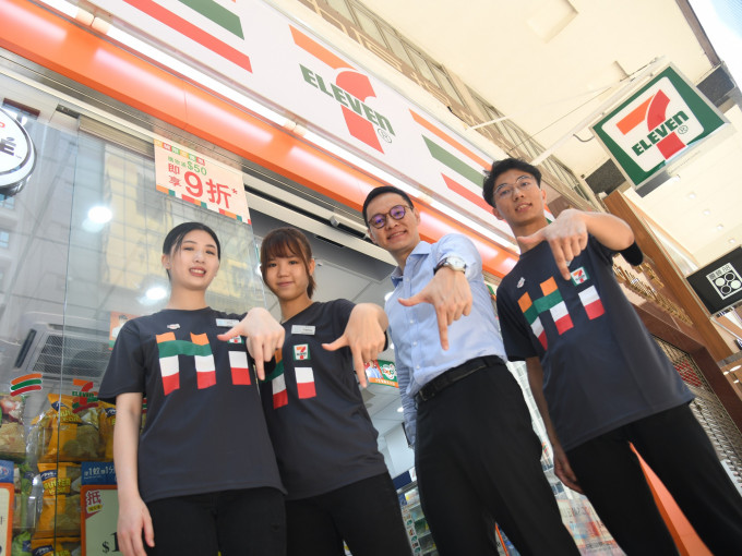 刘家昌（右二）称，7-Eleven形象满载活力，时刻革新为顾客带来新鲜感。 何健勇摄