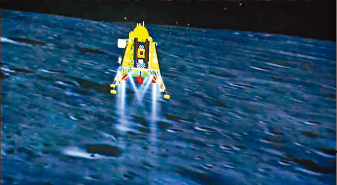 印度太空机构的直播画面显示登月器「维克拉姆」在月球南极表面着陆前一刻。　