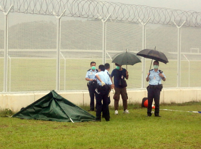 警员事后在现场架起帐篷，以遮盖尸体。