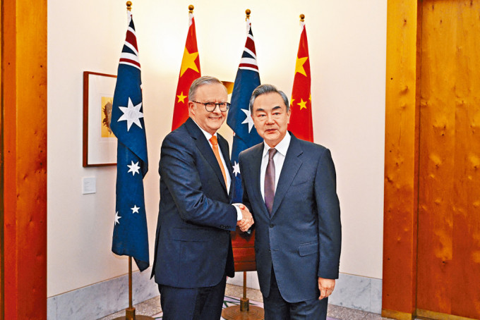 澳洲总理阿尔巴尼斯与外长王毅握手。