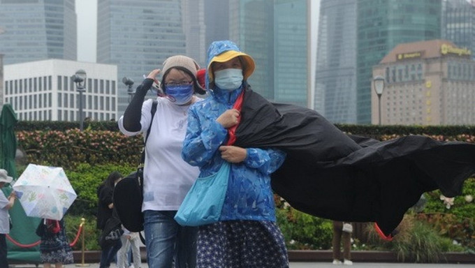 上海今天的气温明显下降，游客多数增添了长袖外套。互联网