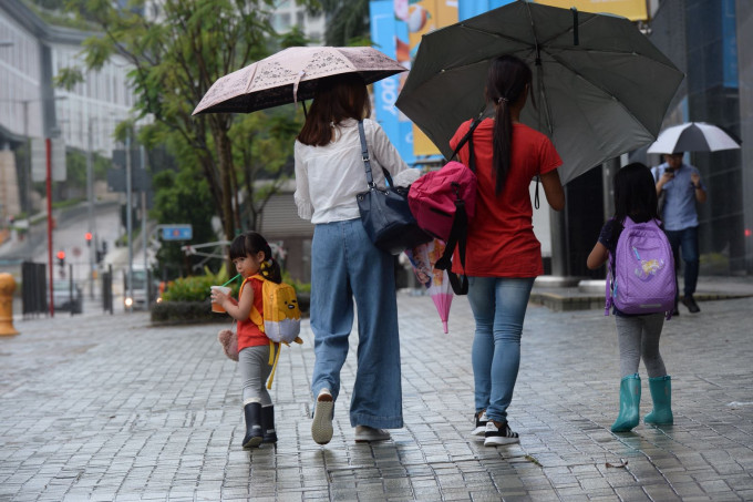 与「贝碧嘉」相关的雨带会为本港带来狂风骤雨。