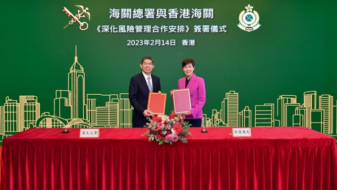 王令浚（左）與何珮珊（右）今日在香港簽訂《海關總署與香港海關深化風險管理合作安排》。