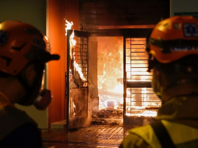 政府有意徵用晖明邨作为隔离设施，引来粉岭居民抗议，当时亦有人在晖明邨两座大厦纵火。AP资料图片