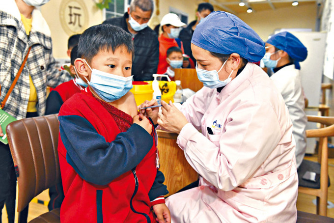 ■湖南长沙小学生接种疫苗。