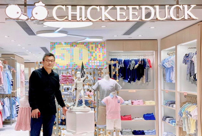Chickeeduck將民主女神像移至沙田新城市分店。 Chickeeduck FB圖片