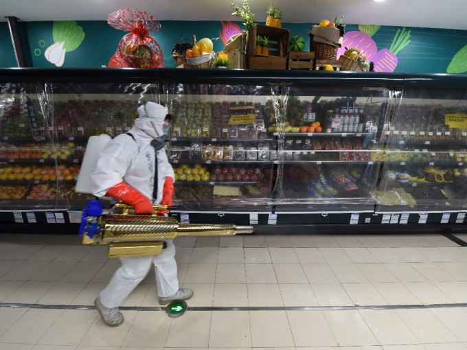 工作人員到甘肅的商場消毒。（網上圖片）