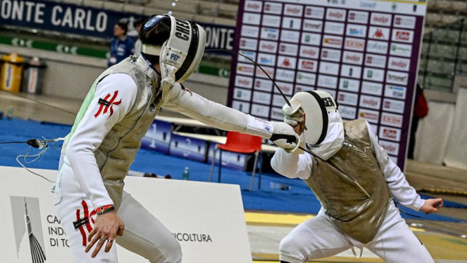 张家朗(左)于花剑大奖赛意大利都灵站16强止步。国际剑联Facebook图片