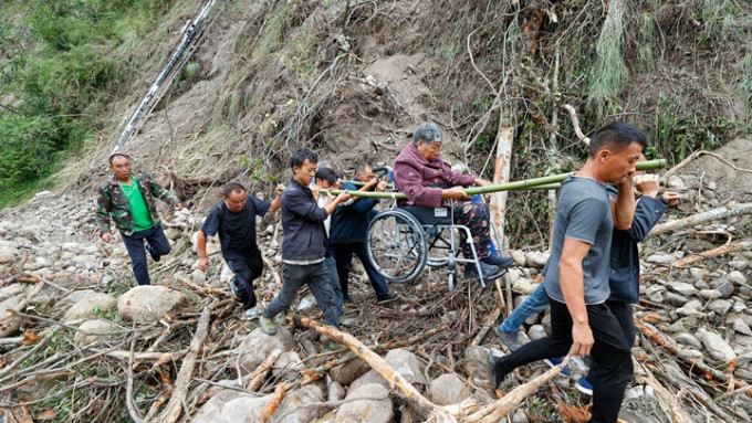 泸定地震至今酿成人罹难，400多人受伤。新华社图片