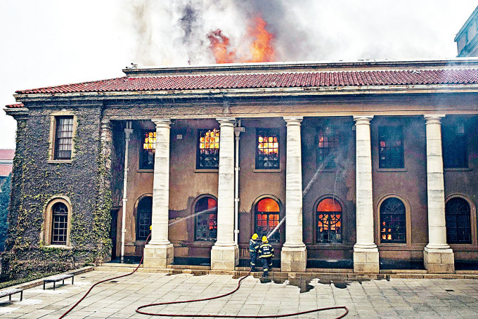 开普敦大学的贾格尔图书馆周日着火焚烧。
