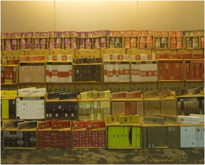 海关于货柜发现28个纸箱内藏共约30万支怀疑私烟。图:政府新闻处