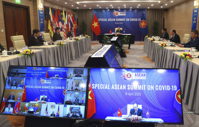 主持会议的越南总理阮春福向东盟领导人讲话。 AP
