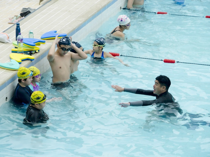 海南省教育廳宣佈全省小學畢業生必須在今年8月底前學會游泳。資料圖片