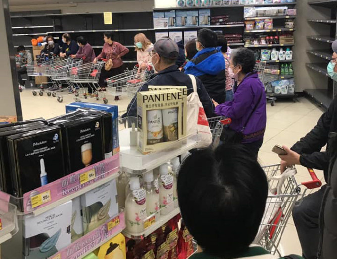 网民拍摄到柴湾一间超市内，有多名顾客推著手推车，一字排开的一幕。  香港突发事故报料区FB图