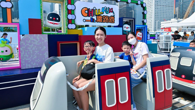 港鐵「Chill Fun鐵路樂園」今早開展周六及周日的預約場次，入場的巿民必須持有透過MTR Mobile預約的二維碼入場券，按時於指定時段入場。