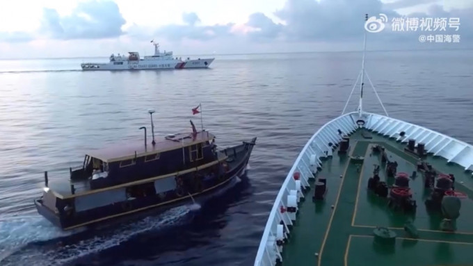 中菲两国船只在仁爱礁发生碰撞，令两国外交关系紧张。影片截图