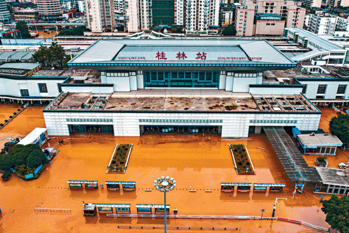 桂林火車站昨日水浸，廣場變成澤國。