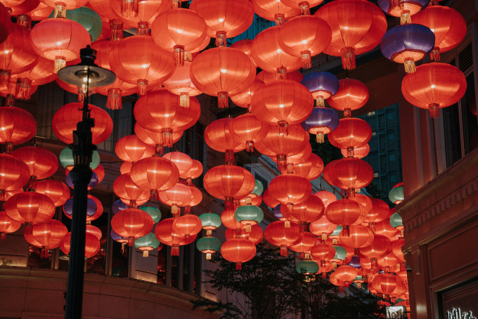 超过688个七彩灯笼装饰就会于9月11日至10月25日期间挂满「利东街」。