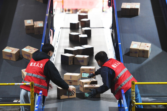 本月11日為「雙十一」購物節，內地多宗快遞包裹被驗出新冠病毒。新華社圖片