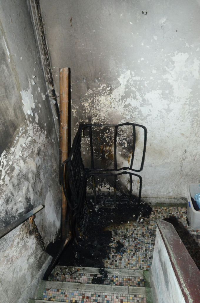 深水埗鴨寮街一棟唐樓梯間雜物起火。