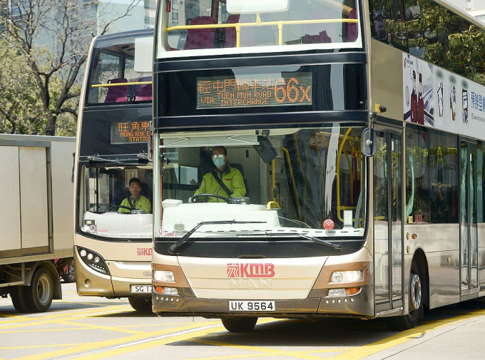 65岁或以上的长者在周日可免费乘搭九巴及龙运巴士。资料图片