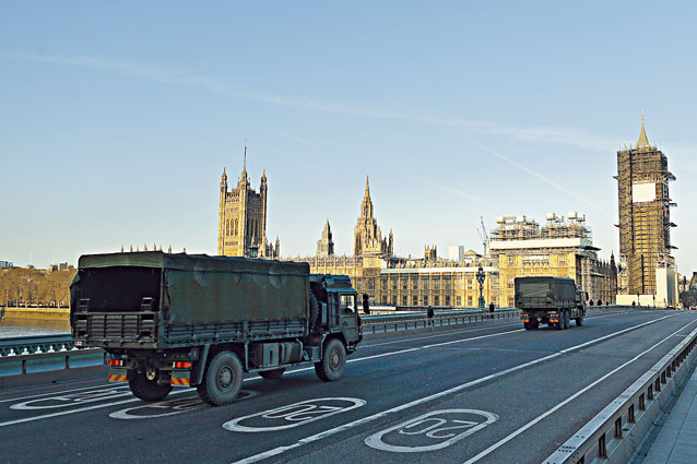 倫敦西敏橋上周二可見運送醫療物資的軍車，駛向國會大樓。