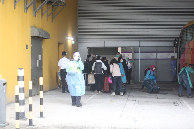 秘魯回港港人前往亞博館檢測病毒。