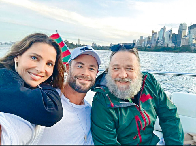 罗素日前跟基斯和太太Elsa Pataky在雪梨游船河，已有传他会演出《雷神4》。